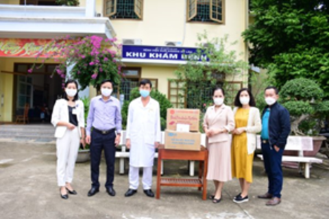 Bà Ngô Thị Thu Hà, Phó tổng biên tập Báo Tuyên Quang ủng hộ phòng, chống Covid-19 và tiếp sức cho nhân viên Y tế Bệnh viện Suối khoáng Mỹ Lâm