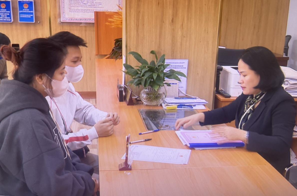 Việt và bạn gái sắp cưới mang thẻ căn cước công dân gắn chip tới nhận kết quả đăng ký kết hôn mà không cần phải sổ hộ khẩu. Ảnh: Mai Anh
