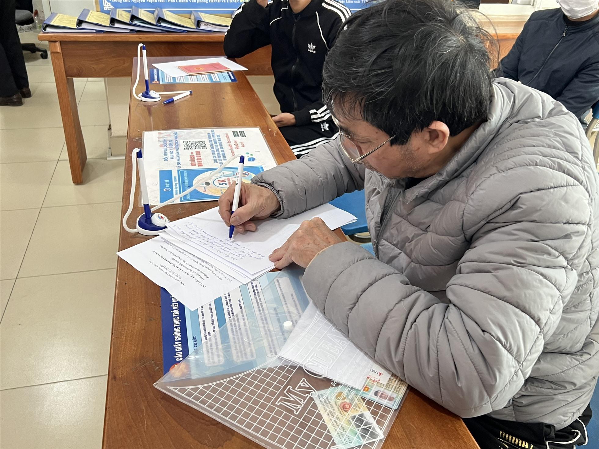 Người dân đến làm thủ tục hành chính tại phường Dịch Vọng Hâu, Cầu Giấy, Hà Nội chiều 3.1. Ảnh: Việt Dũng